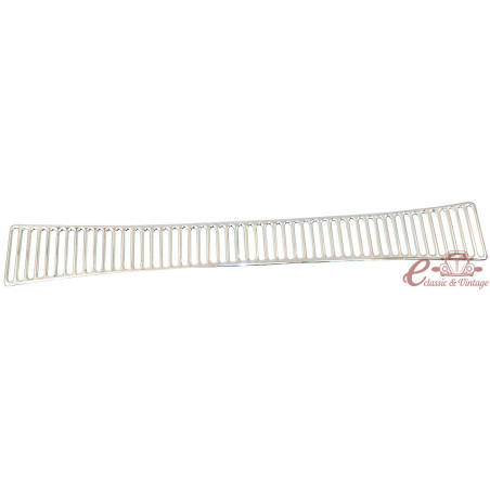Grade cromada acima do capô traseiro todos os modelos 8 / 57-4 / 79, exceto 1303
