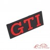 Logotipo de GTI rojo sobre fondo negro
