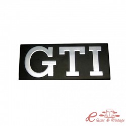 Logotipo cinza do GTI em um fundo preto