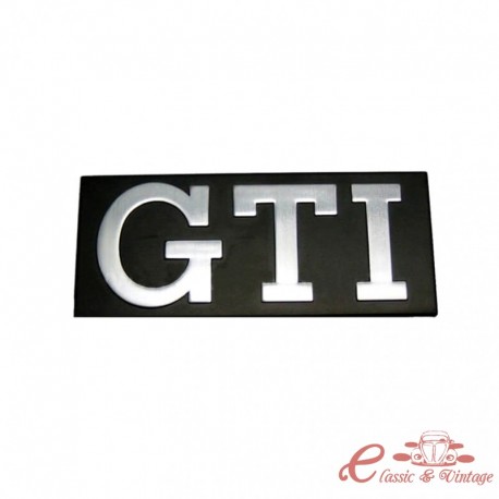 Logotip GTI gris sobre fons negre